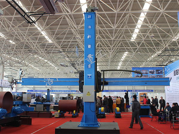 焊接操作機的主要組成部分以及結構特點